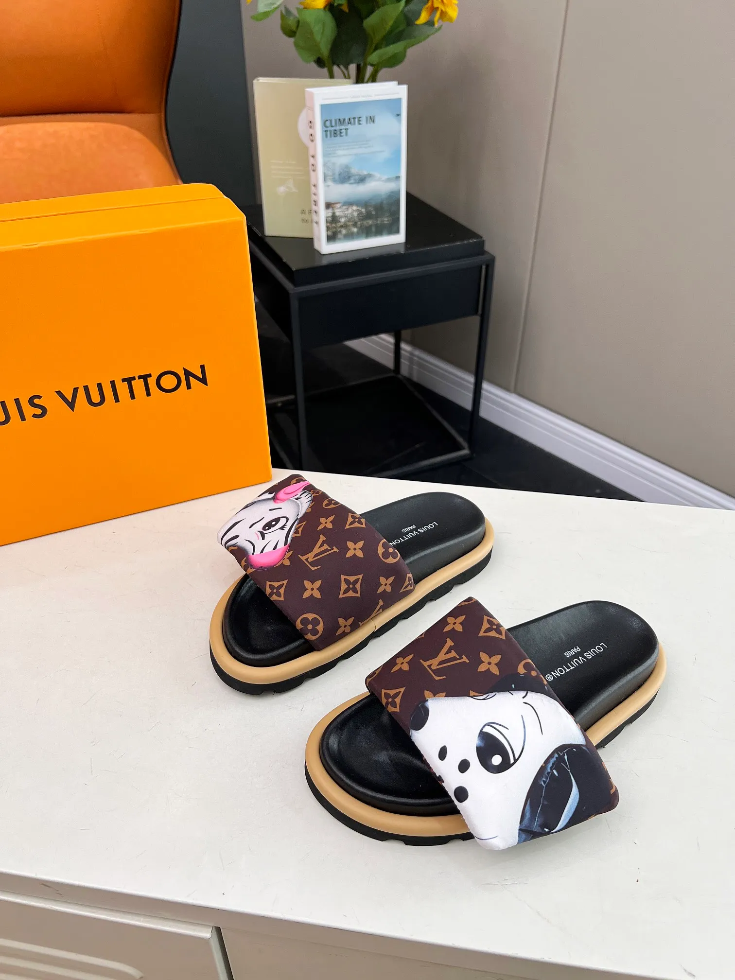 👟👟Ex-factory price 360👟👟 lv donkey brand l home 2024 hot style embossed logo embossed sandals This ol low comfort flat sandals are made of technical fabrics and use high-frequency embossing technology to reinterpret the monogram pattern. Soft padded upper with adjustable Velcro, comfortable and tough insole adds harmonious color ▪️Fabric: Original customized technical fabric ▪️Lining: soft sheepskin lining ▪️Sole: Original open-molded rubber foam outsole Color: .yellow.black▪️